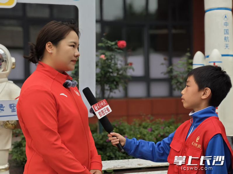 向艳梅接受长沙晚报小记者采访。 向艳梅接受长沙晚报小记者采访。