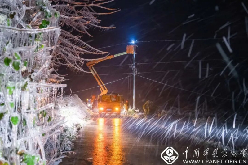 风雪保畅通。 刘志刚 摄 风雪保畅通。 刘志刚 摄