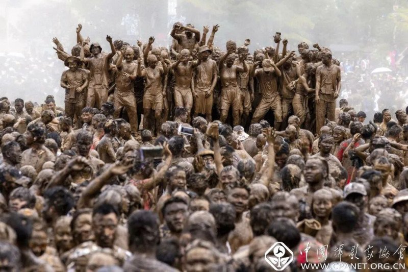 狂欢摸你黑。 杨年荣 摄 狂欢摸你黑。 杨年荣 摄