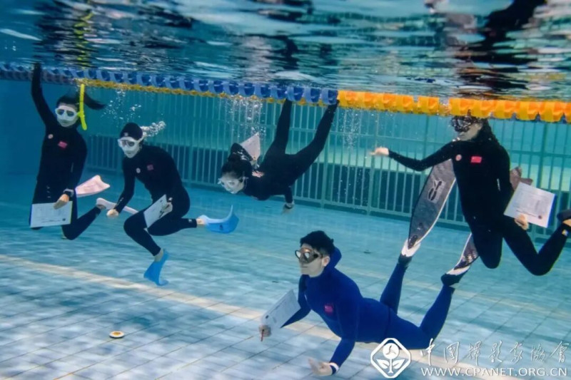 水下裁判。 曹梅云 摄 水下裁判。 曹梅云 摄