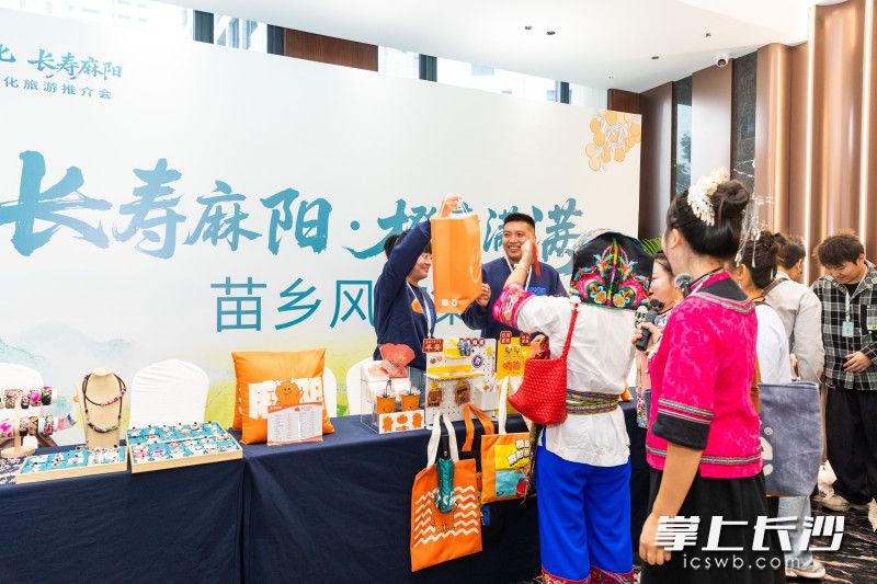 苗乡风物集吸引众多嘉宾市民驻足。均为长沙晚报全媒体记者董阳 摄 苗乡风物集吸引众多嘉宾市民驻足。均为长沙晚报全媒体记者董阳 摄