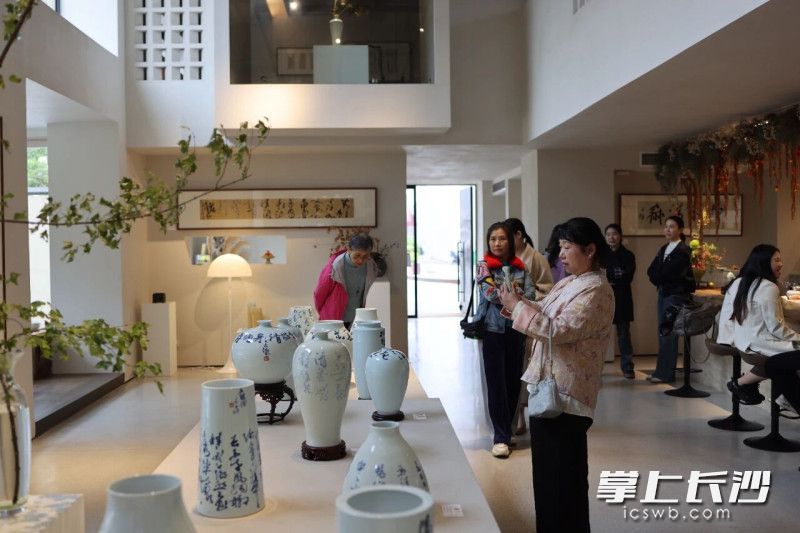 展厅以素雅风格为主，数十件定制作品通过新颖的展陈方式，将书、瓷、茶的元素紧密串联，让艺术真正成为 “诗意栖居” 的载体。