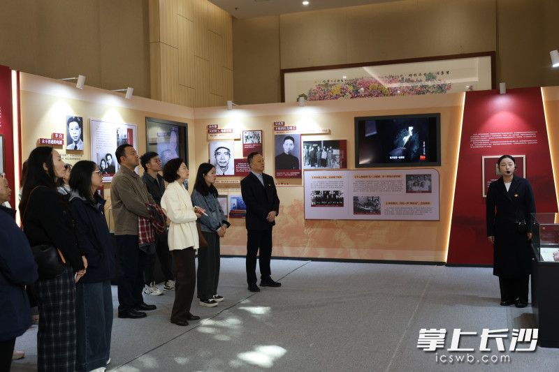 “全面贯彻总体国家安全观,守牢密码安全·共筑保密防线”主题展览举行。 均为长沙晚报通讯员陈学斌供图 “全面贯彻总体国家安全观,守牢密码安全·共筑保密防线”主题展览举行。 均为长沙晚报通讯员陈学斌供图