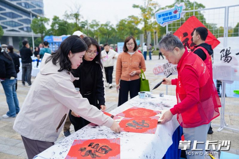 活动现场多个功能区人头攒动,成为“社保服务进万家”理念的生动实践。 均为长沙晚报全媒体记者刘攀摄 活动现场多个功能区人头攒动,成为“社保服务进万家”理念的生动实践。 均为长沙晚报全媒体记者刘攀摄