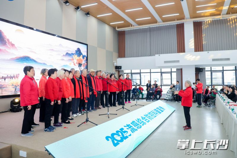 今日,“安康重阳 防控流感——2025年流感综合防控科普宣传”活动在长沙协和颐养院举行。 今日,“安康重阳 防控流感——2025年流感综合防控科普宣传”活动在长沙协和颐养院举行。