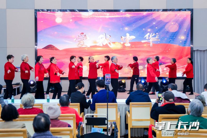 活力满满的开场舞《爱我中华》。 均为长沙晚报全媒体记者刘攀摄 活力满满的开场舞《爱我中华》。 均为长沙晚报全媒体记者刘攀摄