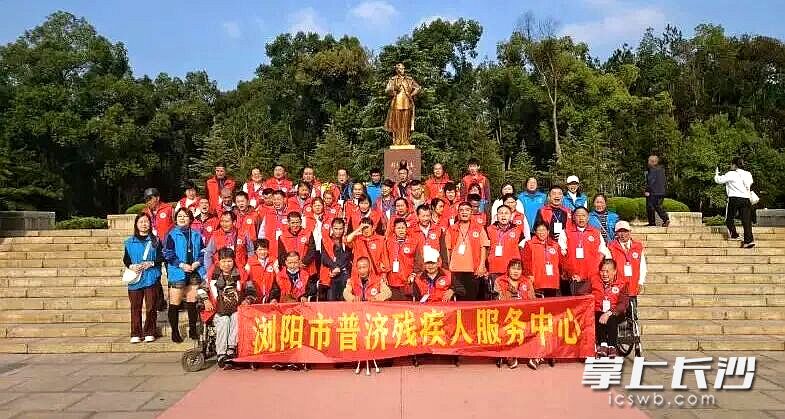 残友们集体合影。