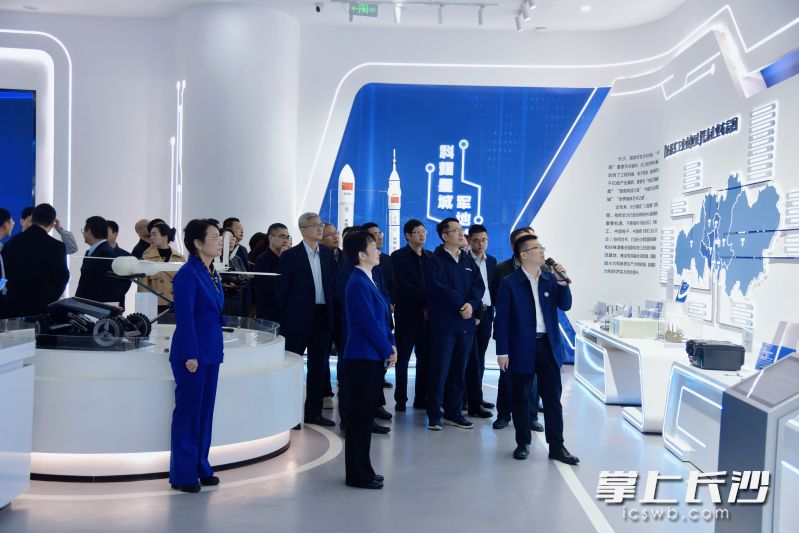 企业家代表实地考察开福区在科技创新升级和优化营商环境方面的成果。