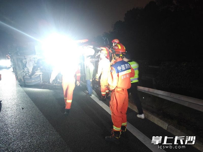 消防队员正在紧急救援。 长沙晚报通讯员 侯永奎 摄 消防队员正在紧急救援。 长沙晚报通讯员 侯永奎 摄