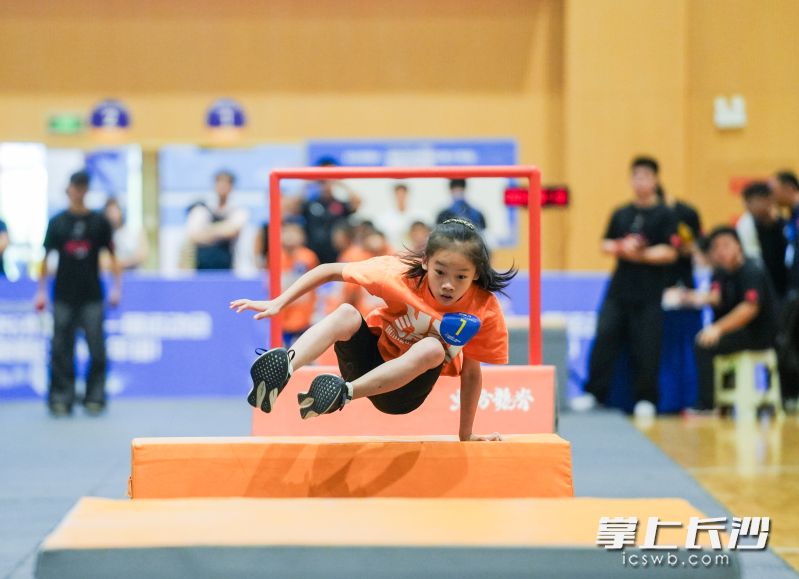 6月22日,市运会跑酷比赛(少年组)在长郡月亮岛学校举行。 长沙晚报全媒体记者 邹麟 摄 6月22日,市运会跑酷比赛(少年组)在长郡月亮岛学校举行。 长沙晚报全媒体记者 邹麟 摄