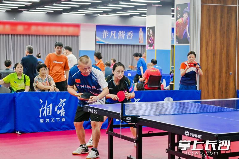 蔡兵(左)在市运会乒乓球(老年组)比赛中。 蔡兵(左)在市运会乒乓球(老年组)比赛中。