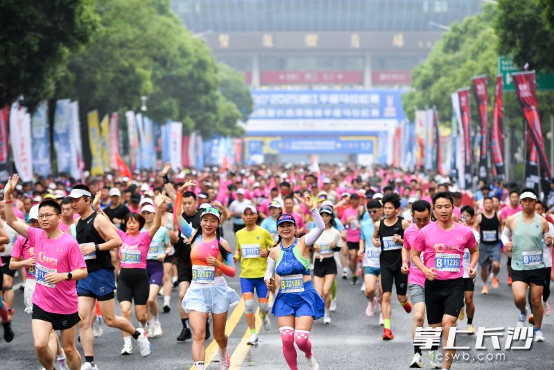 4月20日,湘江半程马拉松开跑,赛事与第四届长株潭融城半程马拉松赛、长沙市第十一届运动会长跑比赛(成年组—区县市类)三赛合一。 长沙晚报全媒体记者 王志伟 摄 4月20日,湘江半程马拉松开跑,赛事与第四届长株潭融城半程马拉松赛、长沙市第十一届运动会长跑比赛(成年组—区县市类)三赛合一。 长沙晚报全媒体记者 王志伟 摄