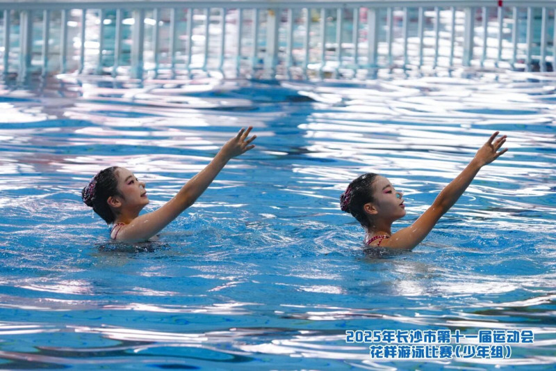 6月14日,市运会花样游泳(少年组)比赛在贺龙体育运动学校游泳馆开赛。 6月14日,市运会花样游泳(少年组)比赛在贺龙体育运动学校游泳馆开赛。