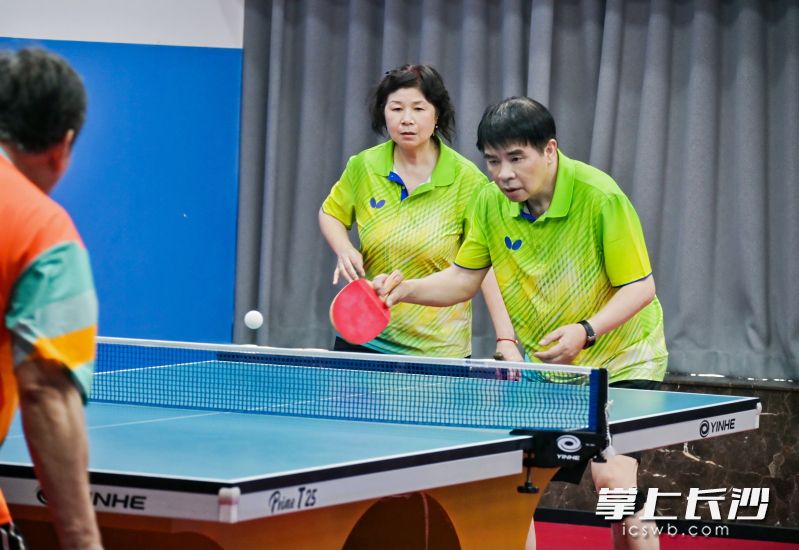向若蔓(中)在市运会乒乓球(老年组)比赛中。 向若蔓(中)在市运会乒乓球(老年组)比赛中。