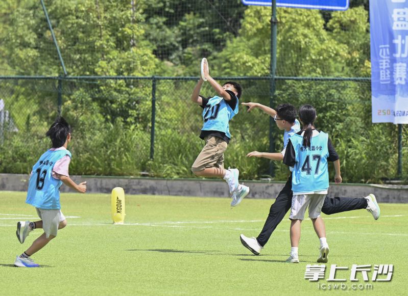 6月28日至29日,市运会飞盘比赛(少年组)在滨江体育公园足球场举行。 长沙晚报全媒体记者 余劭劼 摄 6月28日至29日,市运会飞盘比赛(少年组)在滨江体育公园足球场举行。 长沙晚报全媒体记者 余劭劼 摄