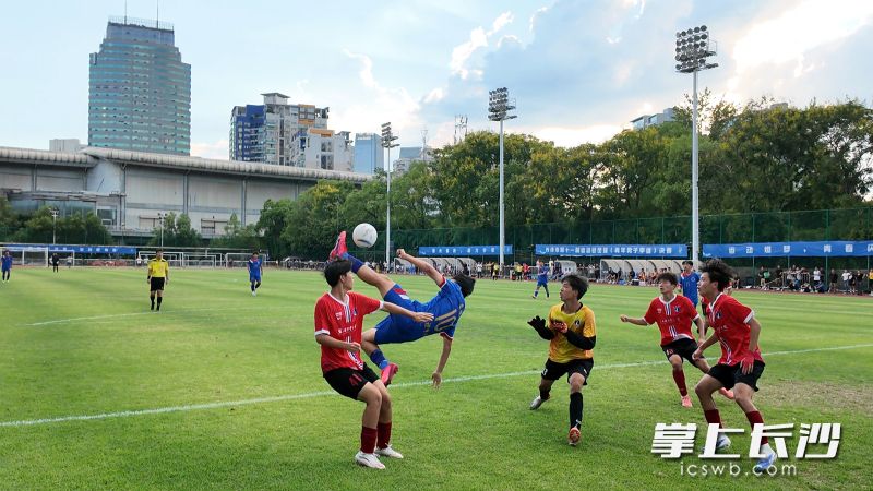 李悦宁(蓝衣)在市运会青年甲组男足决赛中上演精彩倒钩。 长沙晚报全媒体记者 尹昊天 摄 李悦宁(蓝衣)在市运会青年甲组男足决赛中上演精彩倒钩。 长沙晚报全媒体记者 尹昊天 摄