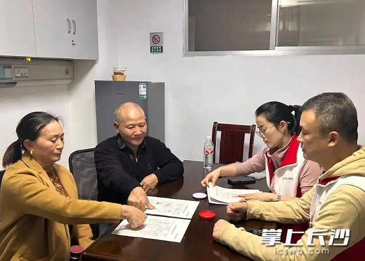 颜剑波因突发脑出血离世后,其父母强忍悲痛,决定捐献儿子可用器官。均为长沙晚报通讯员 崔璟 夏旭东 供图 颜剑波因突发脑出血离世后,其父母强忍悲痛,决定捐献儿子可用器官。均为长沙晚报通讯员 崔璟 夏旭东 供图