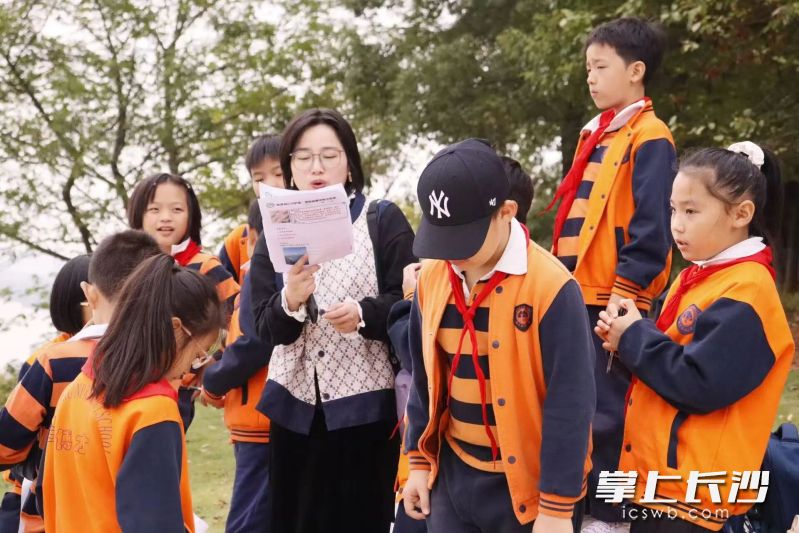 活动中,老师指导同学们开展实践活动。 活动中,老师指导同学们开展实践活动。