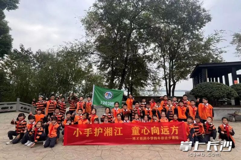 博才雨润小学不断拓展“徒步+”教育的内涵,让每个孩子在行走中看见更广阔的世界。 博才雨润小学不断拓展“徒步+”教育的内涵,让每个孩子在行走中看见更广阔的世界。