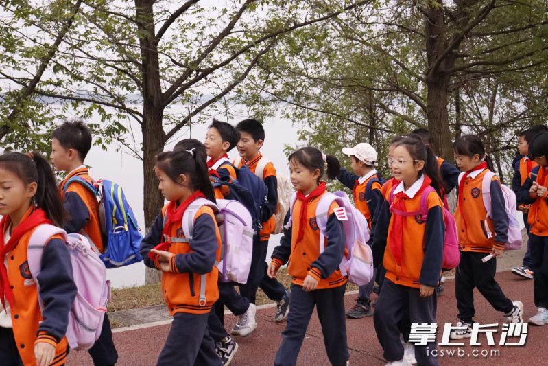 同学们徒步前往湘江边。 均为长沙晚报通讯员张晗潞供图 同学们徒步前往湘江边。 均为长沙晚报通讯员张晗潞供图