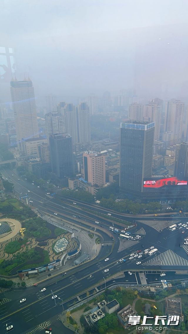 今日长沙天空阴沉,凉意渐显。 长沙晚报全媒体记者 舒元臻 摄 今日长沙天空阴沉,凉意渐显。 长沙晚报全媒体记者 舒元臻 摄