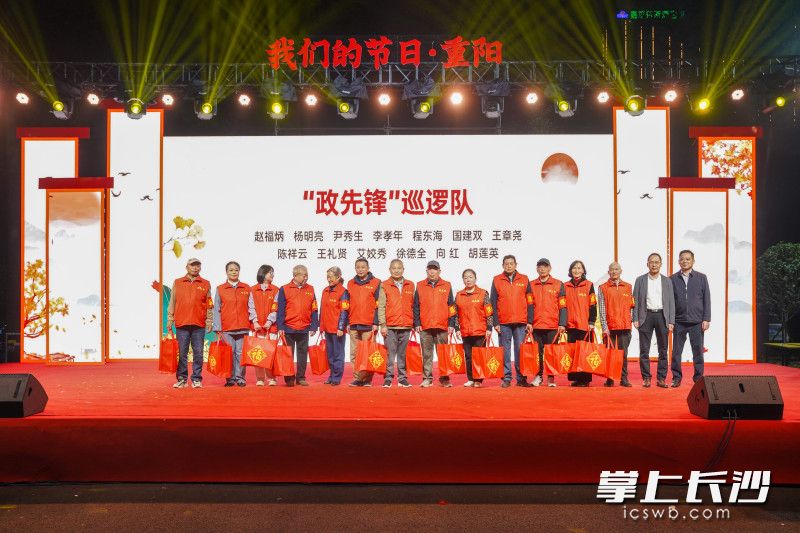 现场给政院社区“政先锋”巡逻队代表送上节日慰问。 现场给政院社区“政先锋”巡逻队代表送上节日慰问。