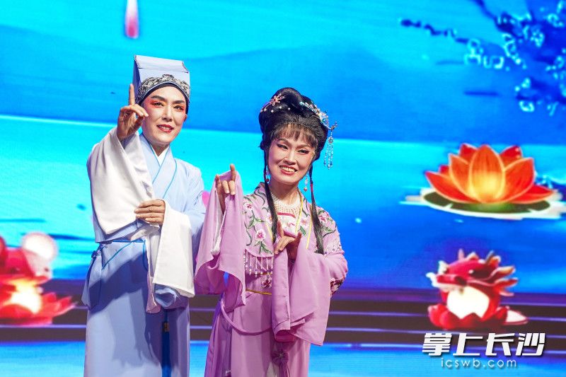 节日的喜庆氛围在蔓延。 节日的喜庆氛围在蔓延。