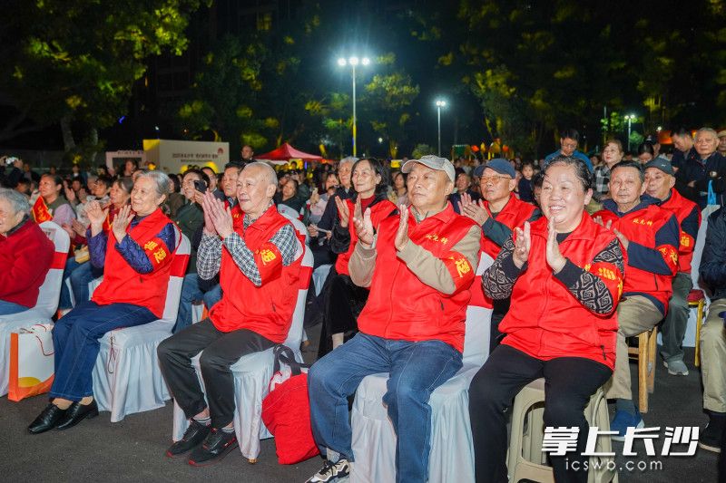 现场观众掌声雷动。 现场观众掌声雷动。