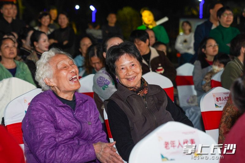 现场欢声笑语不断。 现场欢声笑语不断。