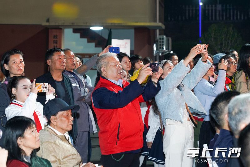 大家用镜头记录下精彩瞬间。 大家用镜头记录下精彩瞬间。