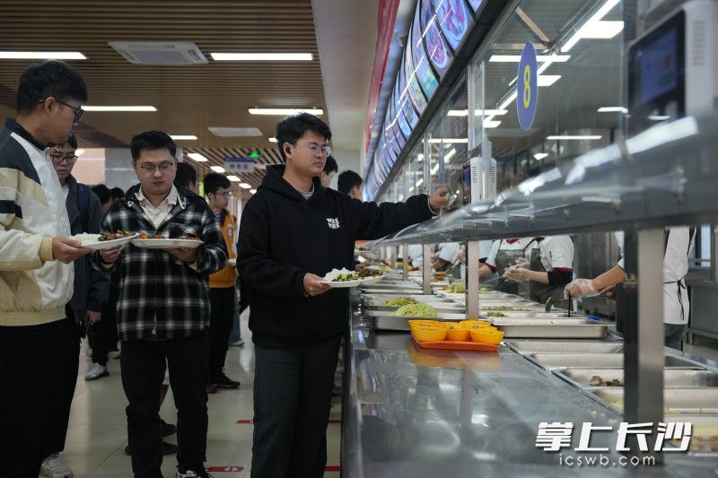 “清淡窗口”减油减盐,不少菜品受到学生的喜爱。 “清淡窗口”减油减盐,不少菜品受到学生的喜爱。