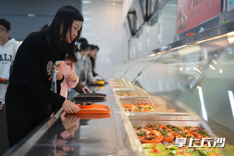 小碗菜让一人食有了更多选择。 小碗菜让一人食有了更多选择。