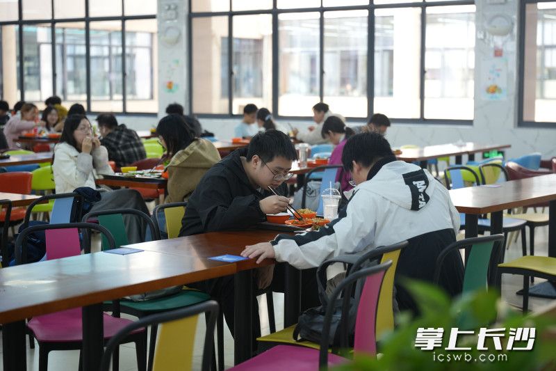 高校食堂越来越注重学生的意愿,多元化选择让大学生吃得越来越健康。 高校食堂越来越注重学生的意愿,多元化选择让大学生吃得越来越健康。