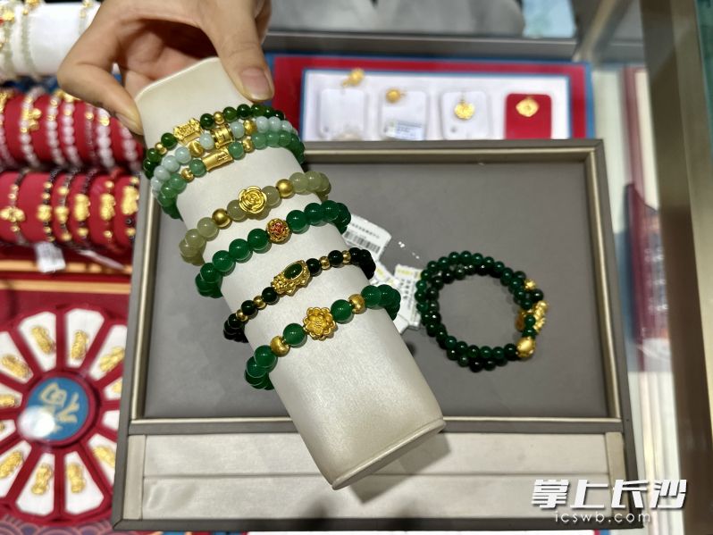 柜台内，各种各样的“一口价”黄金饰品琳琅满目。