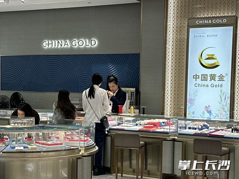 位于万家丽国际购物广场的中国黄金门店内，多位消费者正在选购金饰。 均为长沙晚报全媒体记者贾凯清摄