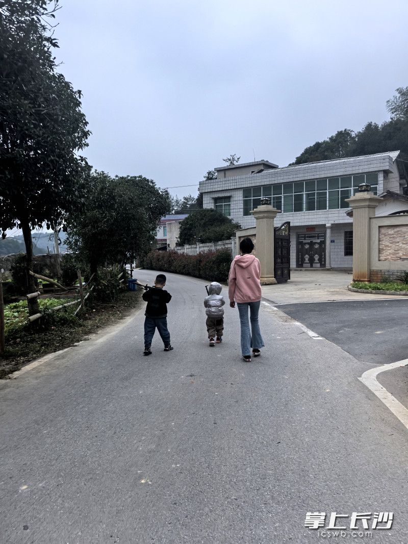 从“土疙瘩路”到沥青路，让村民告别“雨天一脚泥，晴天一身灰”。