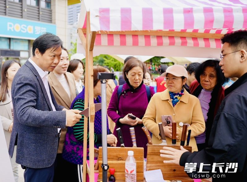 “95后”捞刀河刀剪匠肖超(右一)的作品勾起了老长沙怀旧情怀。 “95后”捞刀河刀剪匠肖超(右一)的作品勾起了老长沙怀旧情怀。