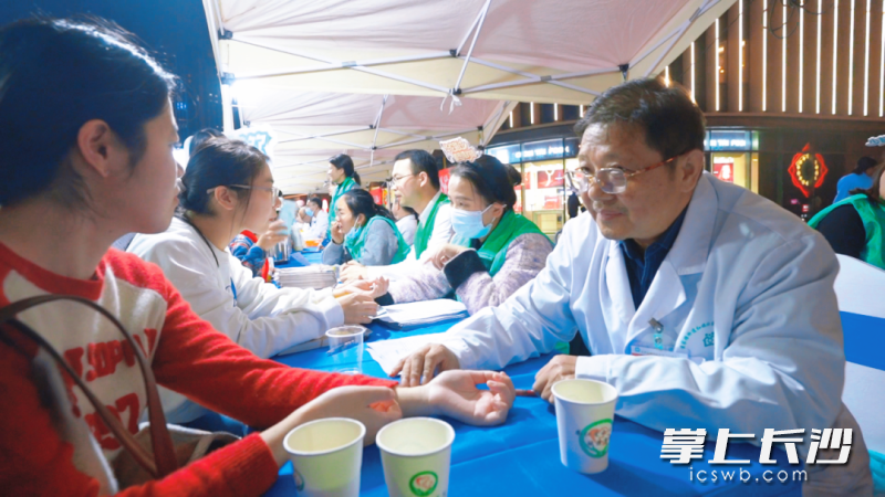 “重阳寻国医，雨花夜市潮”中医药文化夜市热闹开集。 长沙晚报通讯员吴祎玮摄