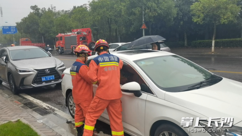 消防人员破窗救援。 长沙晚报通讯员 陈彬 摄