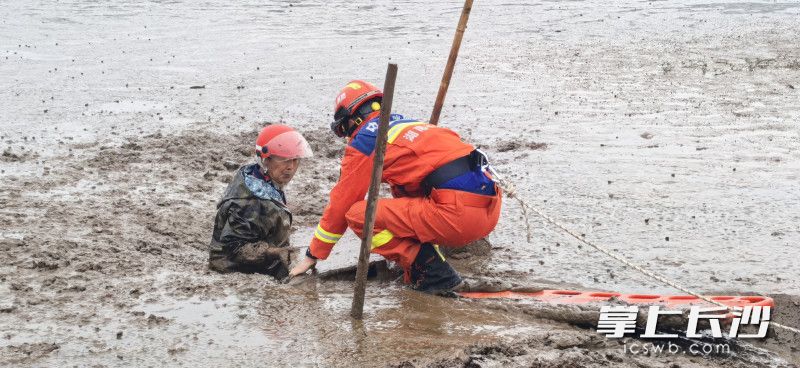 消防员营救被困老人。 长沙晚报通讯员 王磊 摄