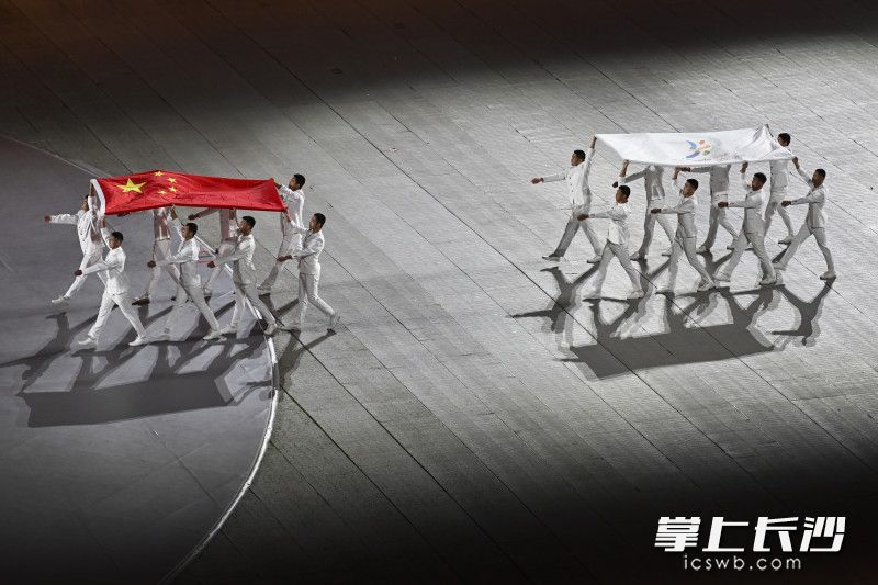 开幕式分为开场仪式、文体表演两大部分。图为国旗与会旗帜入场。