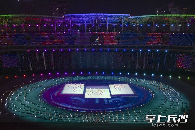 开幕式文体表演以“潮动、律动、萌动、燃动”为叙事线索，原创10个节目。图为表演现场。