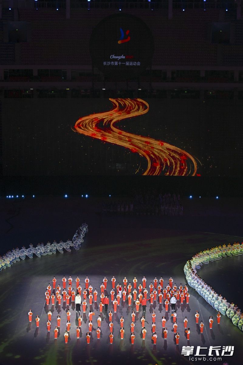开幕式文体表演以“潮动、律动、萌动、燃动”为叙事线索，原创10个节目。图为表演现场。