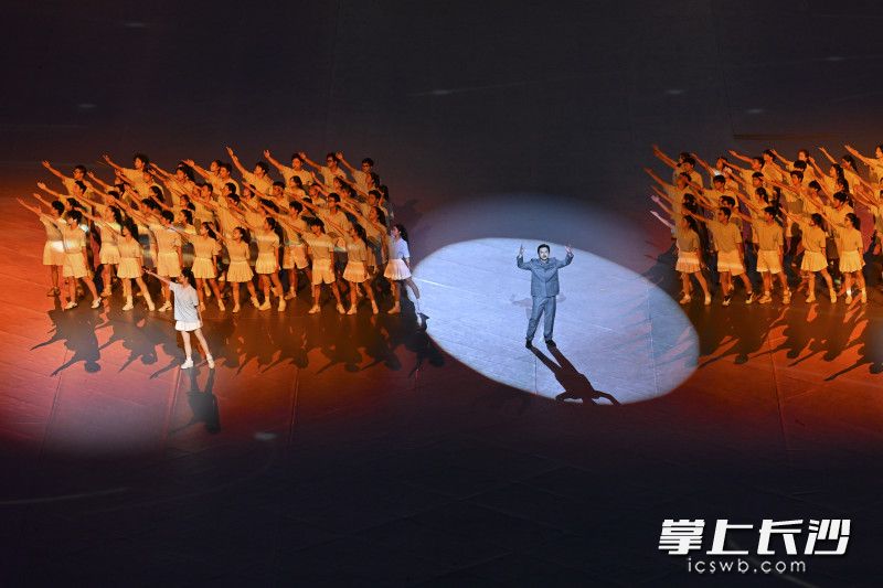 开幕式文体表演以“潮动、律动、萌动、燃动”为叙事线索，原创10个节目。图为表演现场。