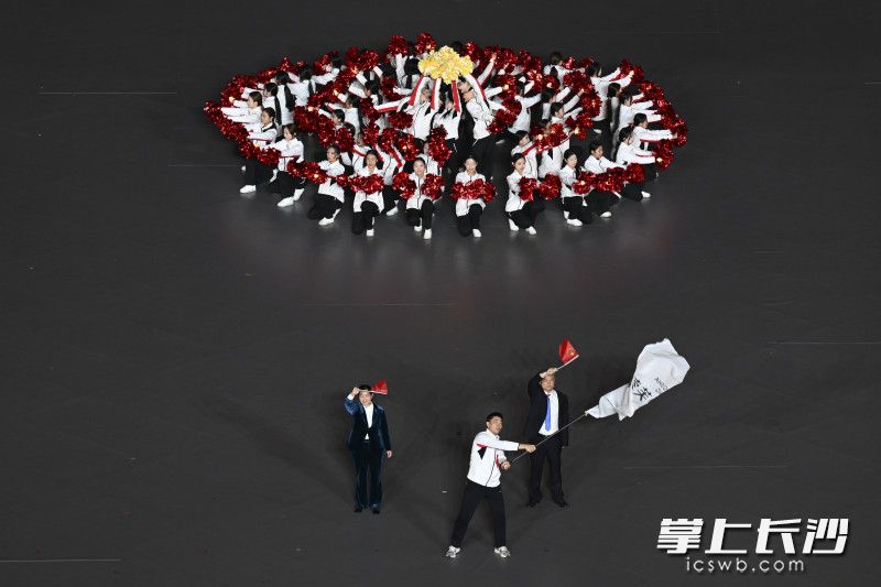 入场环节充分展现各区县、各系统的特色风采与体育活力。