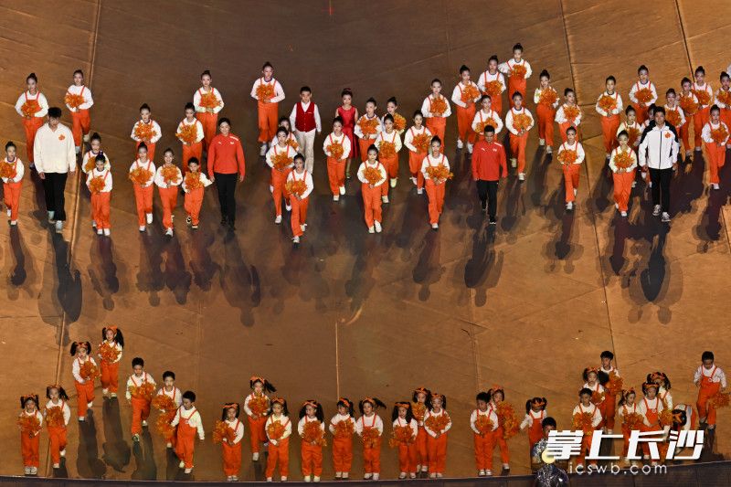 龙清泉、孙文雁、杨椰文（长沙麓山国际实验学校足球队）、黄博阳（明德中学篮球队）在表演中。