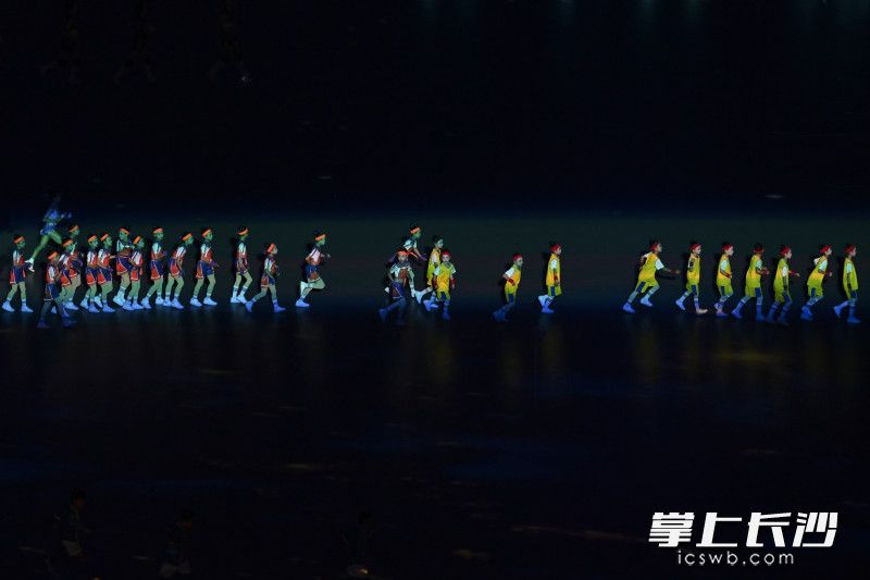 开幕式文体表演以“潮动、律动、萌动、燃动”为叙事线索，原创10个节目。图为表演现场。