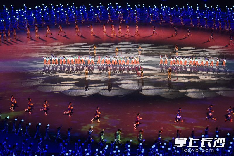 开幕式文体表演以“潮动、律动、萌动、燃动”为叙事线索，原创10个节目。图为表演现场。