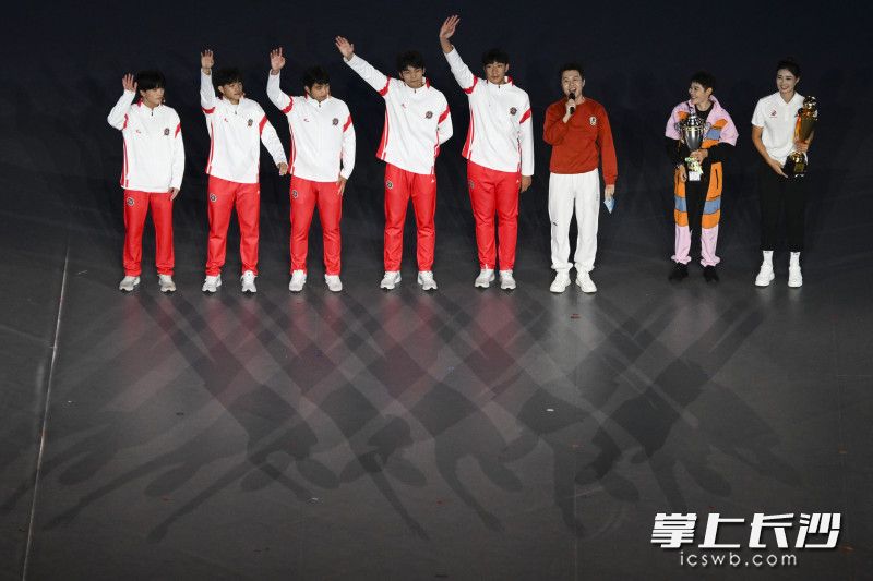 表演现场，彭丽君、于红俊、湘超长沙队员代表教练员、运动员发出夺冠军、拿第一的体育竞技精神。