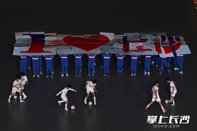 入场环节充分展现各区县、各系统的特色风采与体育活力。